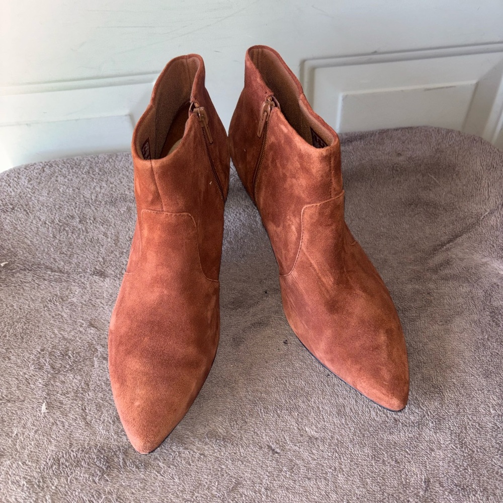 Clarks brown suede kitten heel ankle boots size 9 - Picture 2 of 6